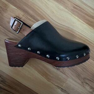 Martha Stewart Aerosoles Vanessa black leather clogs with strap